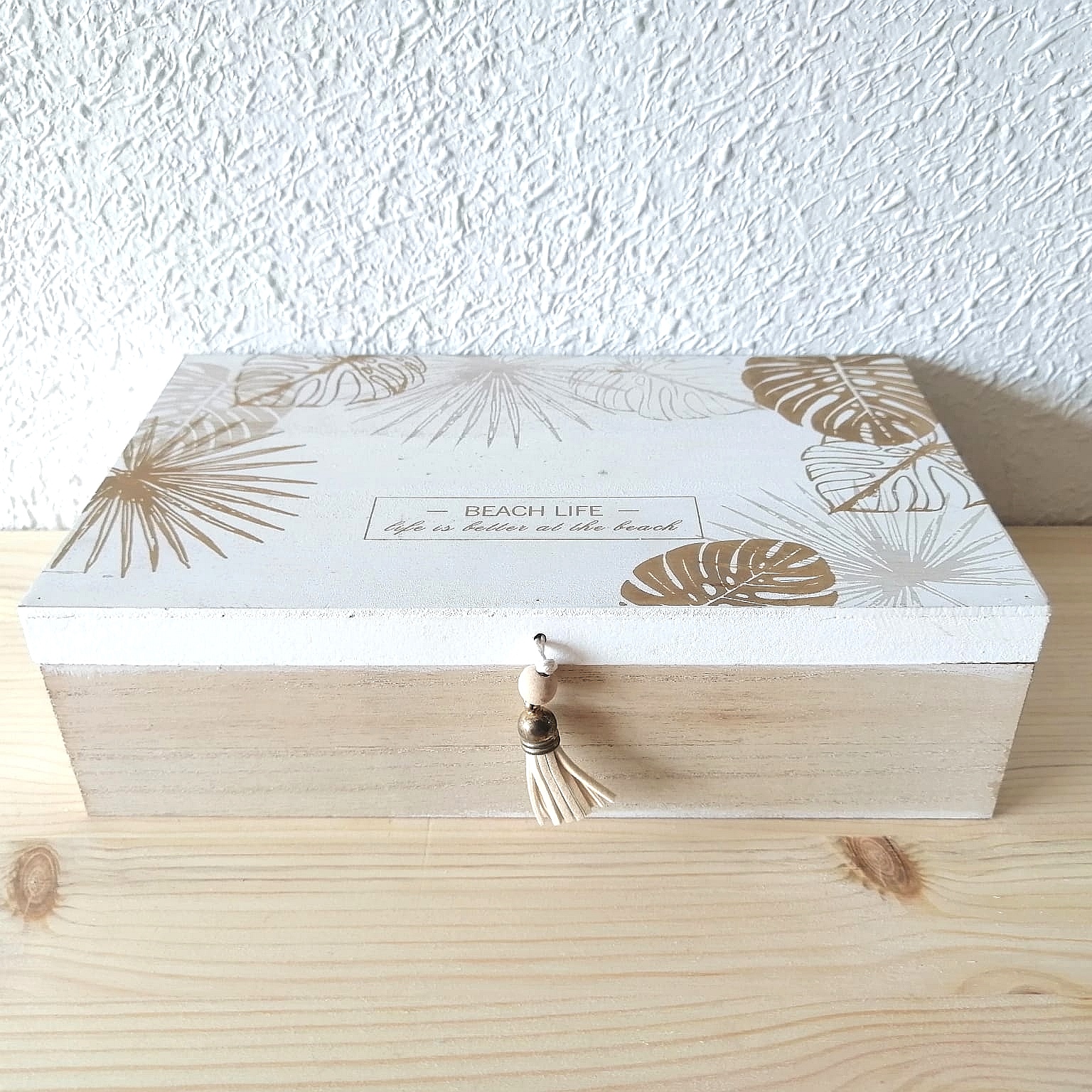 Caja de madera tallada decorativa